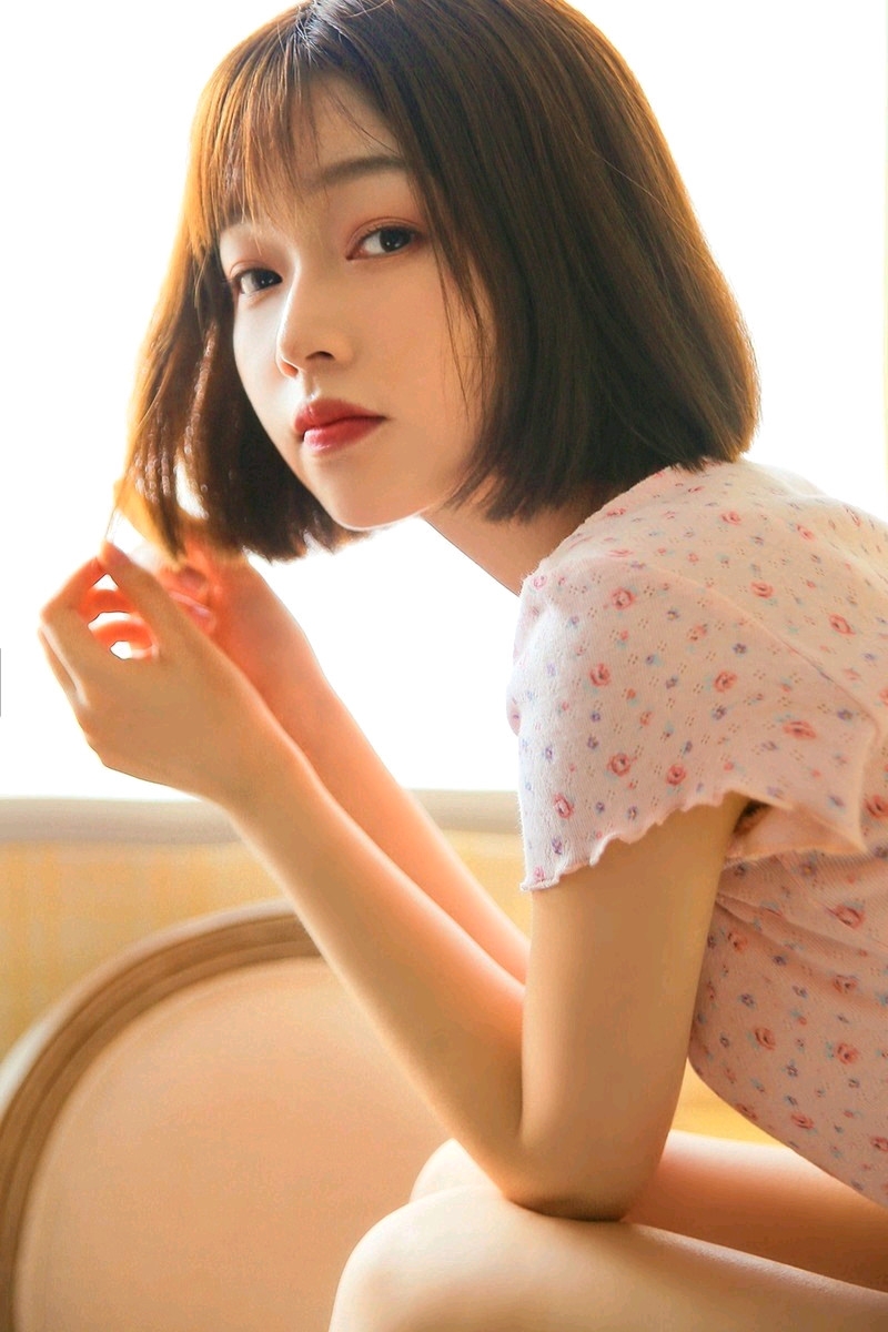 童颜萝莉齐肩短发乖巧文静写真  第7张