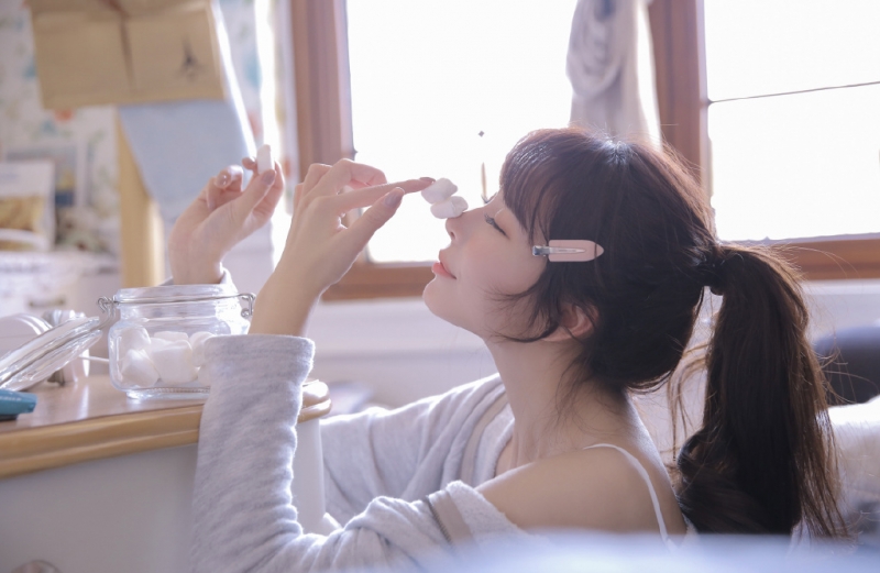 邻家女孩牛仔热裤修长美腿写真  第1张