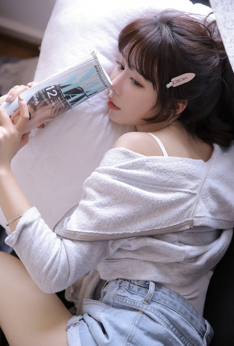 邻家女孩牛仔热裤修长美腿写真  第5张