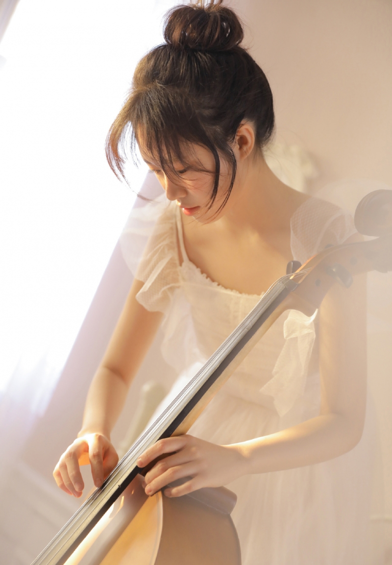 大提琴美女纯白连衣裙居家写真  第4张