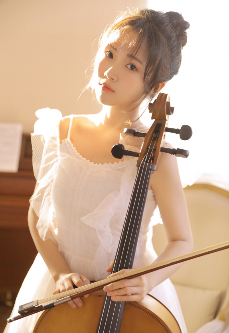大提琴美女纯白连衣裙居家写真  第6张