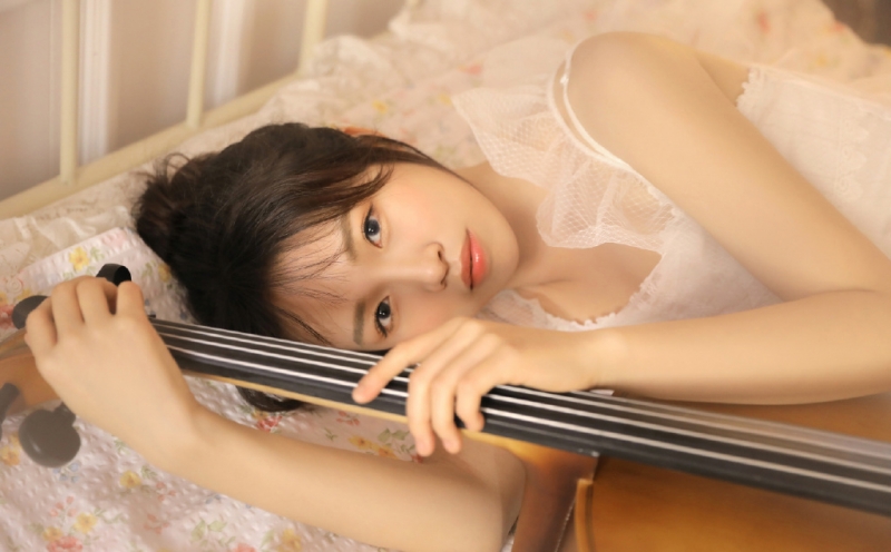 大提琴美女纯白连衣裙居家写真  第7张