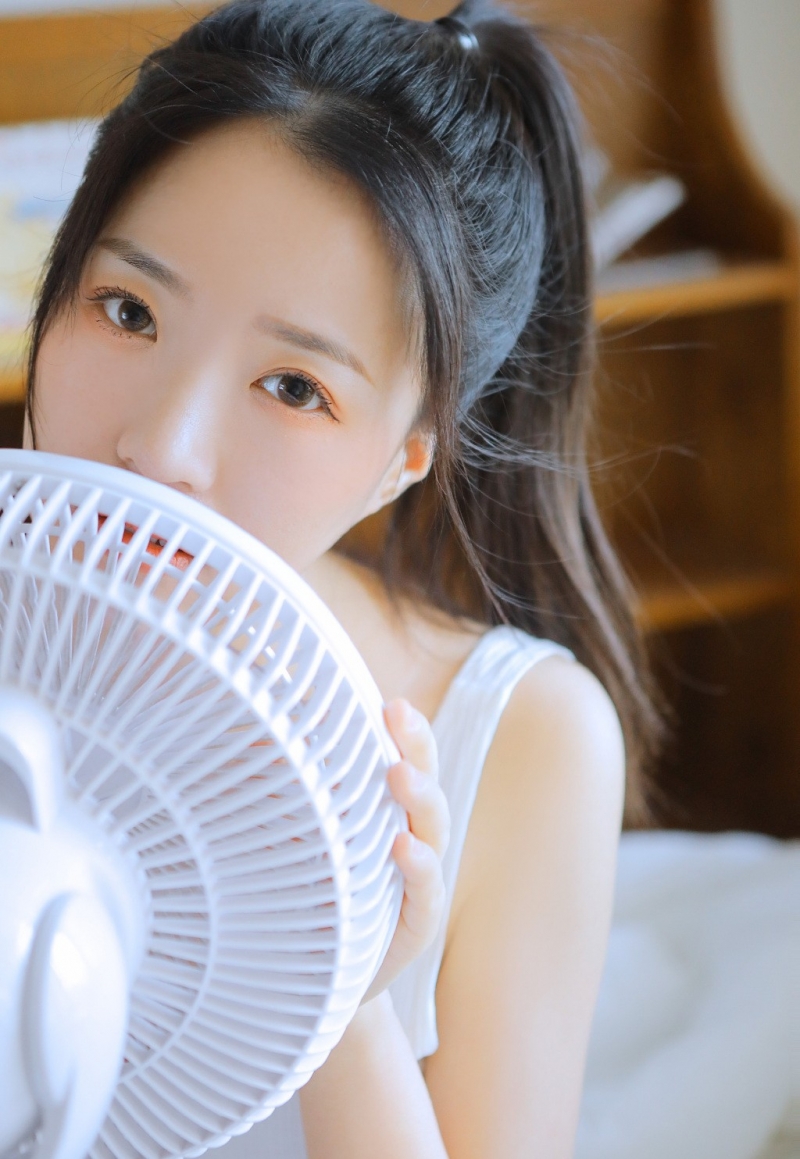 奶萌少女杏眼红唇娇憨可爱图片  第1张