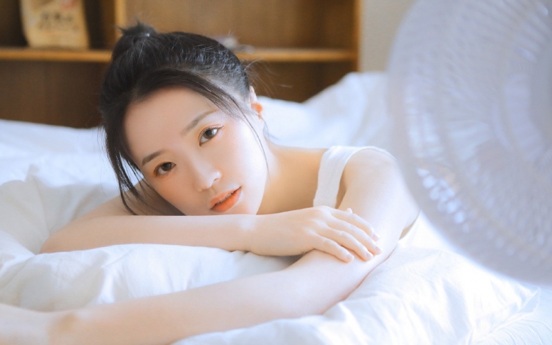 奶萌少女杏眼红唇娇憨可爱图片  第2张