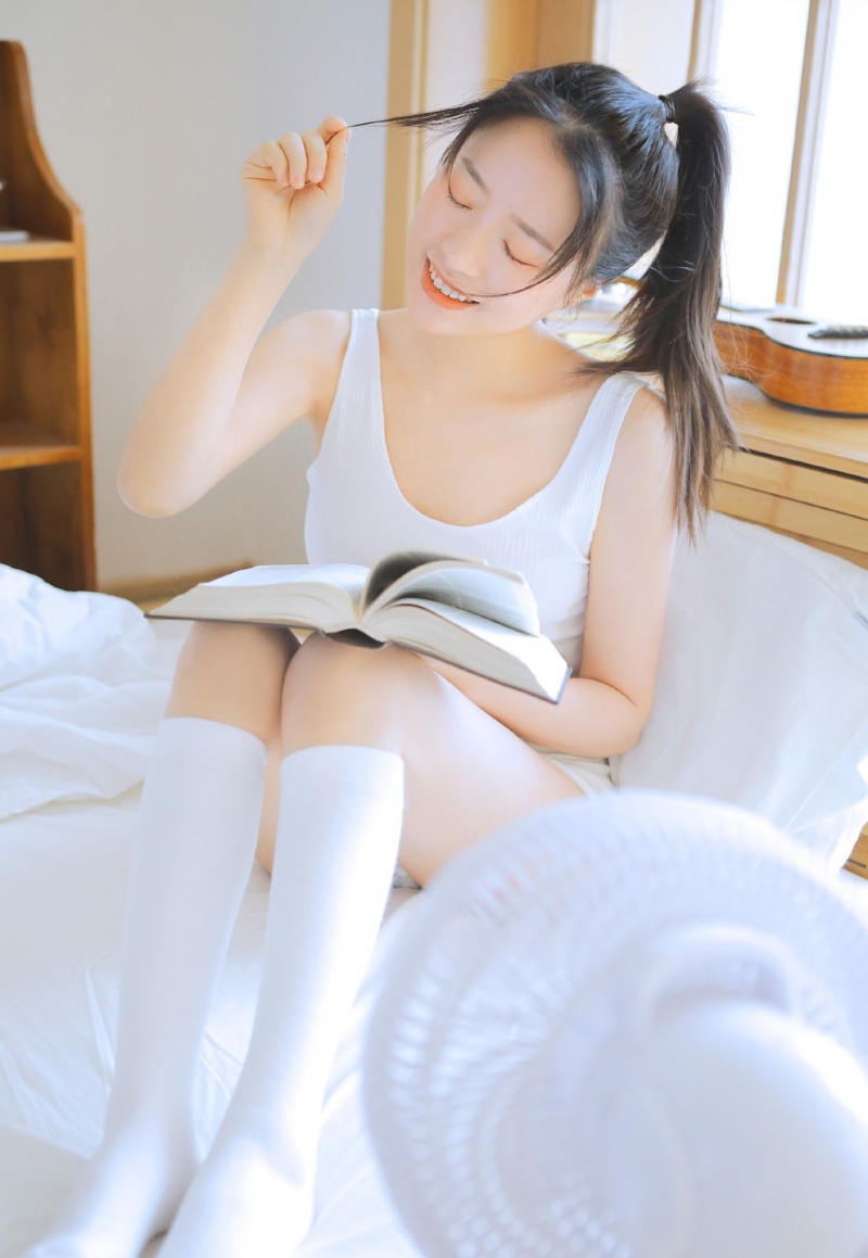 奶萌少女杏眼红唇娇憨可爱图片  第9张