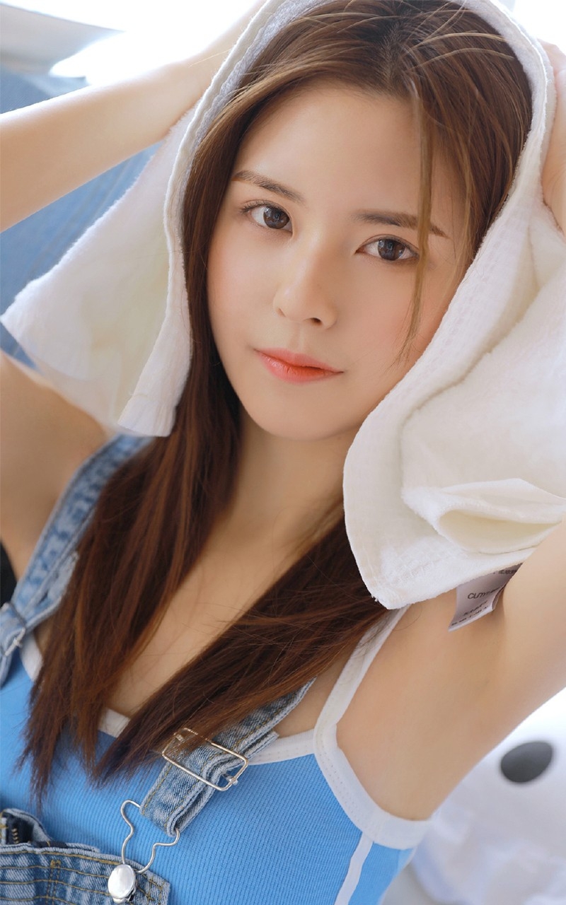 长发美女吊带睡裙苗条身材写真  第1张
