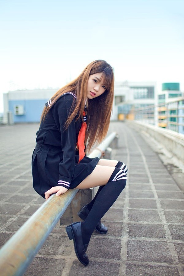 美女校花制服短裙黑丝美腿写真  第1张