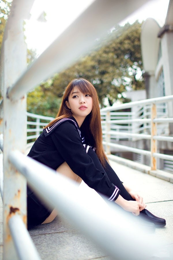 美女校花制服短裙黑丝美腿写真  第2张