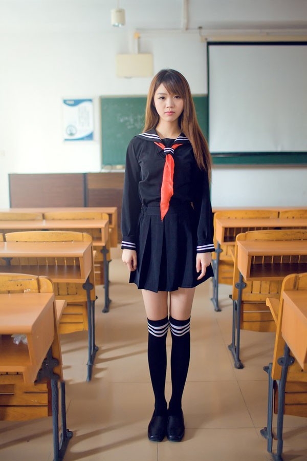 美女校花制服短裙黑丝美腿写真  第3张