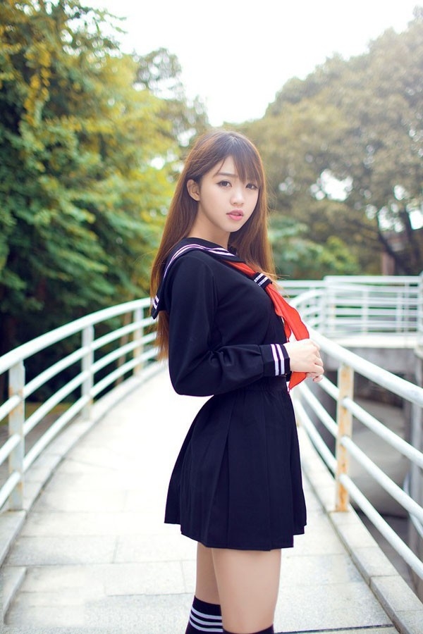 美女校花制服短裙黑丝美腿写真  第8张