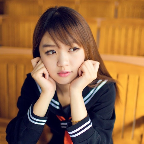美女校花制服短裙黑丝美腿写真  第9张