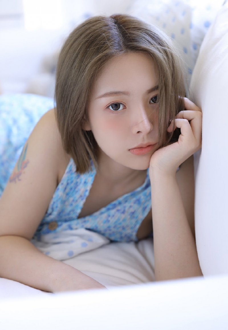 短发美女漂亮脸蛋室内个人写真  第1张