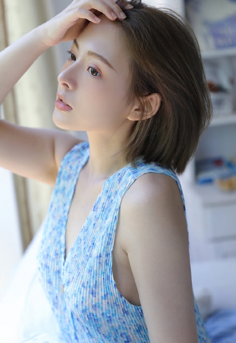 短发美女漂亮脸蛋室内个人写真  第4张