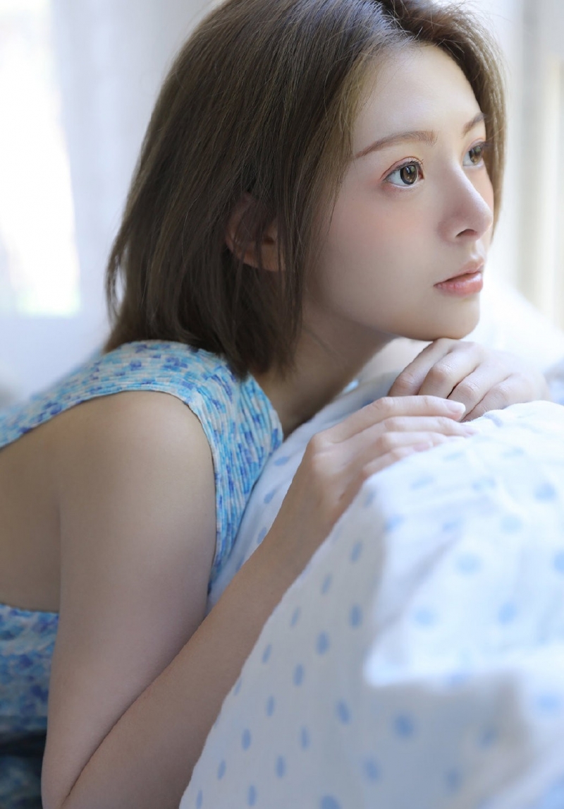 短发美女漂亮脸蛋室内个人写真  第8张