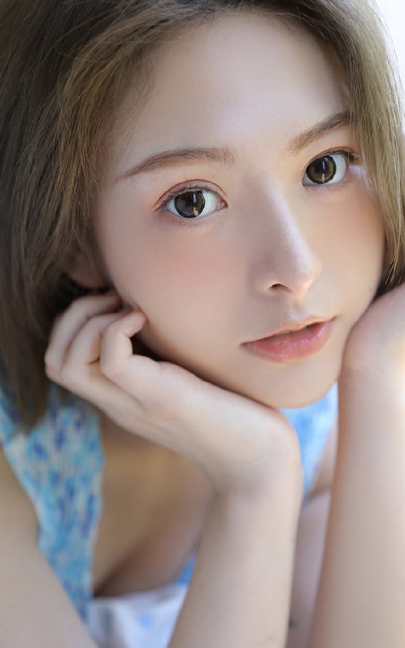 短发美女漂亮脸蛋室内个人写真  第9张