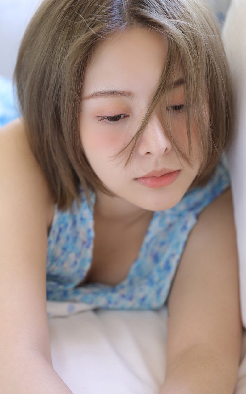 短发美女漂亮脸蛋室内个人写真  第11张