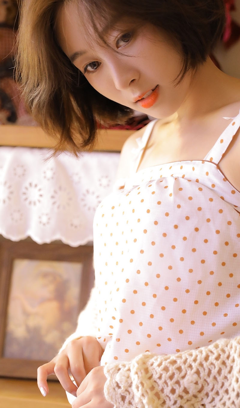 短发美人清新干净唯美图片  第1张