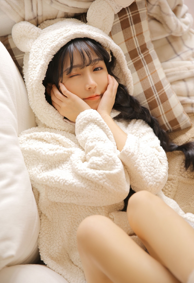 齐刘海萌妹子俏皮可爱私房写真  第1张