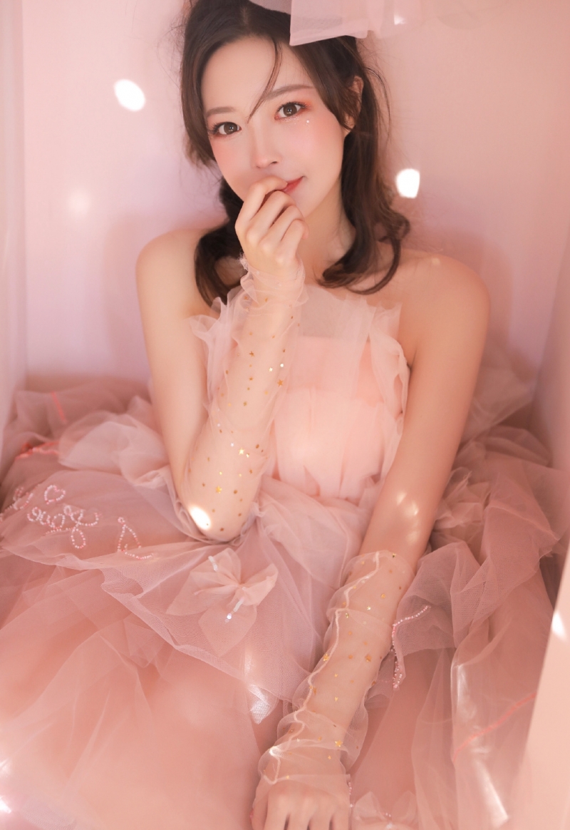 元气少女粉色纱裙香肩锁骨写真  第1张