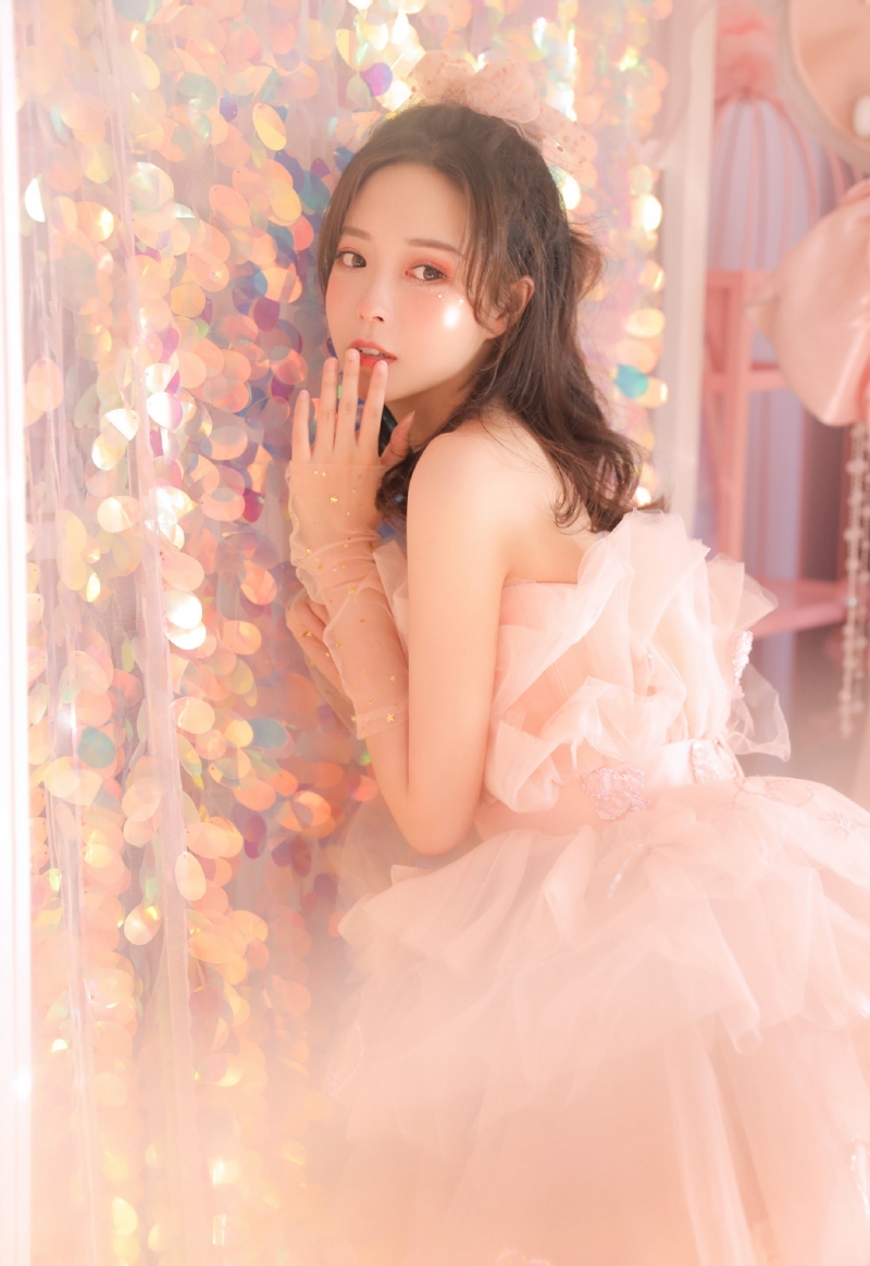 元气少女粉色纱裙香肩锁骨写真  第2张
