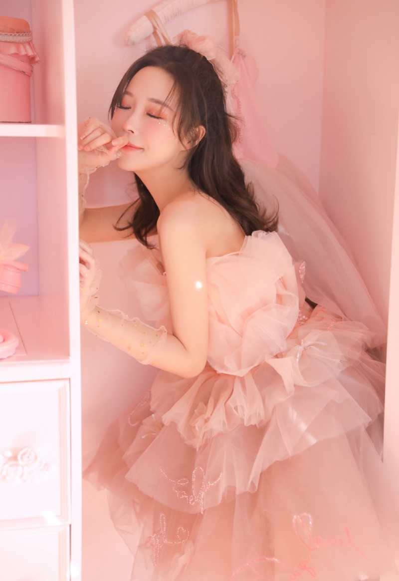 元气少女粉色纱裙香肩锁骨写真  第4张
