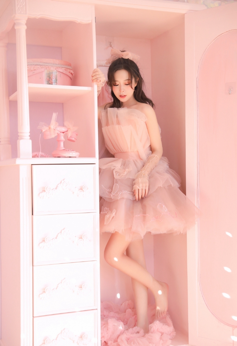 元气少女粉色纱裙香肩锁骨写真  第5张