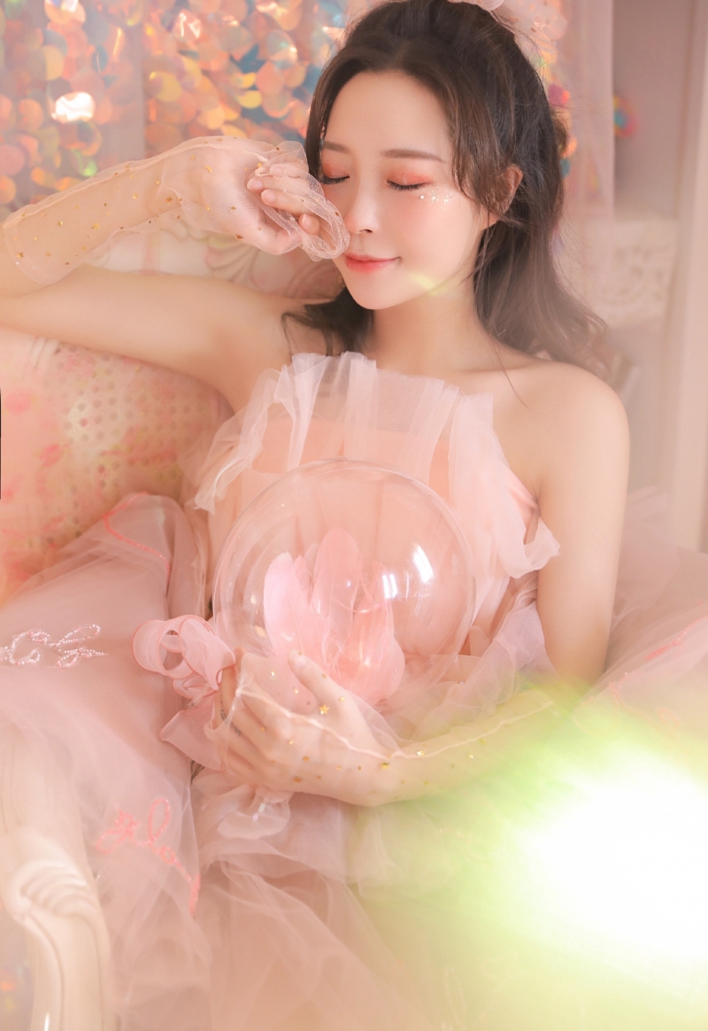 元气少女粉色纱裙香肩锁骨写真  第7张