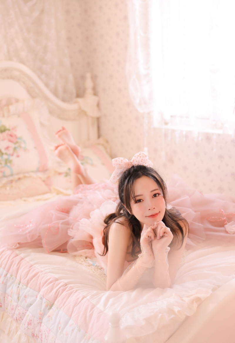 元气少女粉色纱裙香肩锁骨写真  第9张