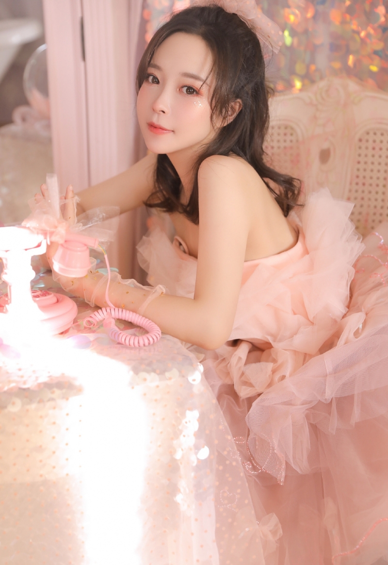 元气少女粉色纱裙香肩锁骨写真  第10张