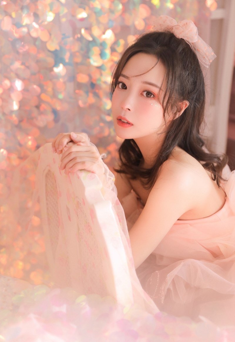 元气少女粉色纱裙香肩锁骨写真  第11张