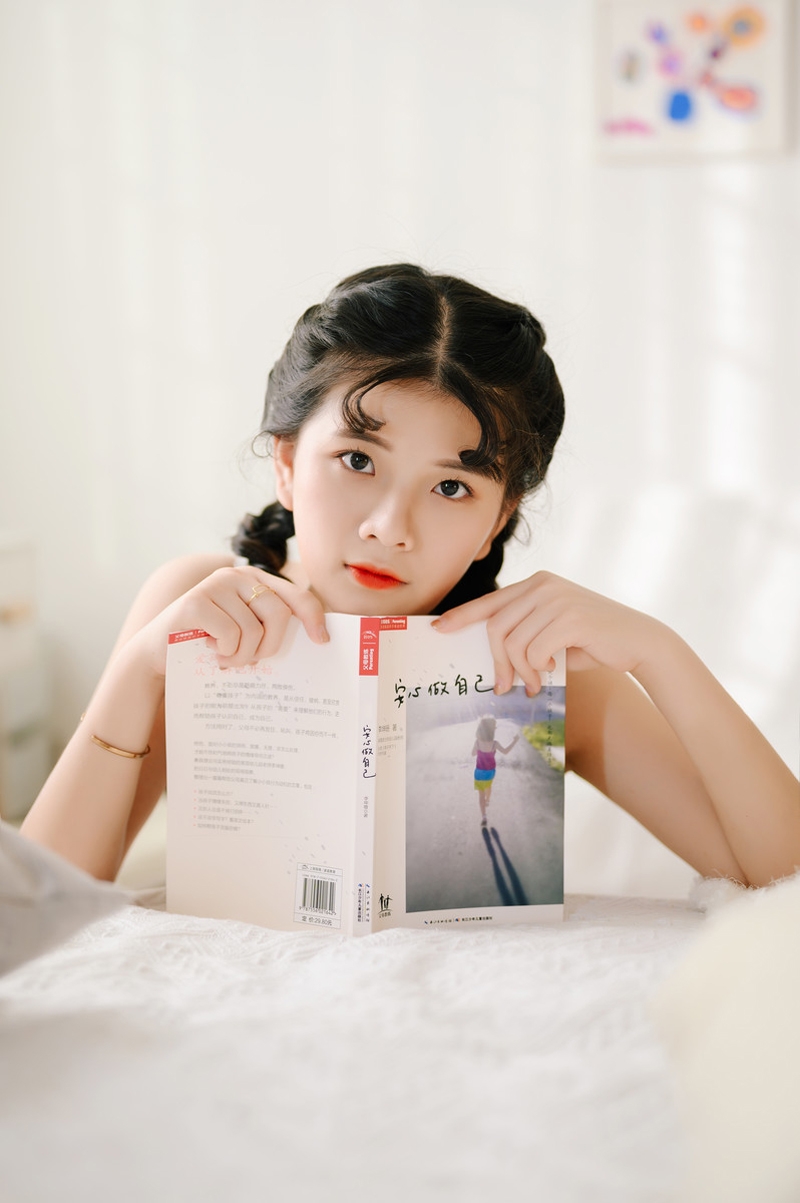 灯笼辫美少女吊带白裙居家写真  第1张