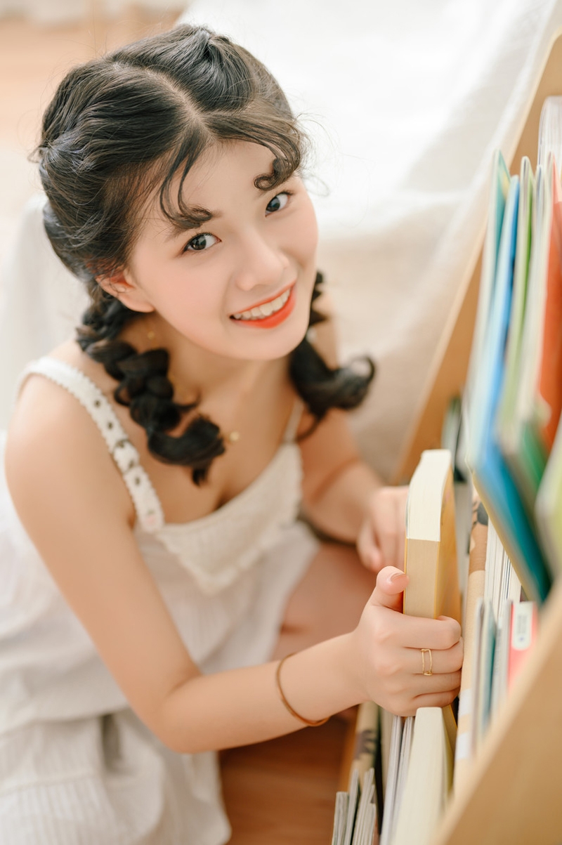 灯笼辫美少女吊带白裙居家写真  第2张