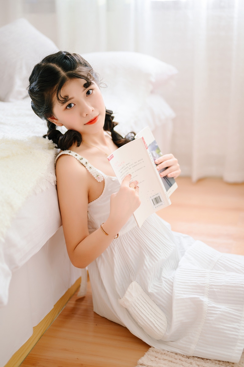 灯笼辫美少女吊带白裙居家写真  第6张