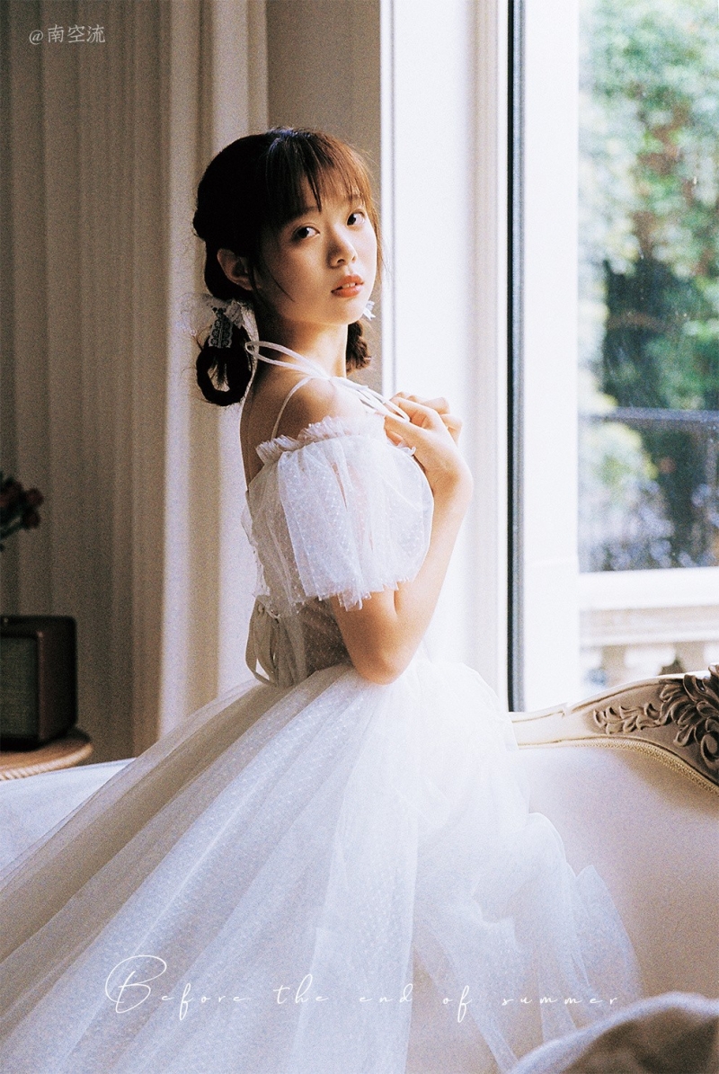 韩式麻花辫美女露肩公主裙写真  第4张