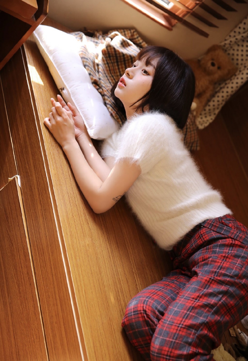 早安少女齐耳短发俏皮可爱写真  第3张