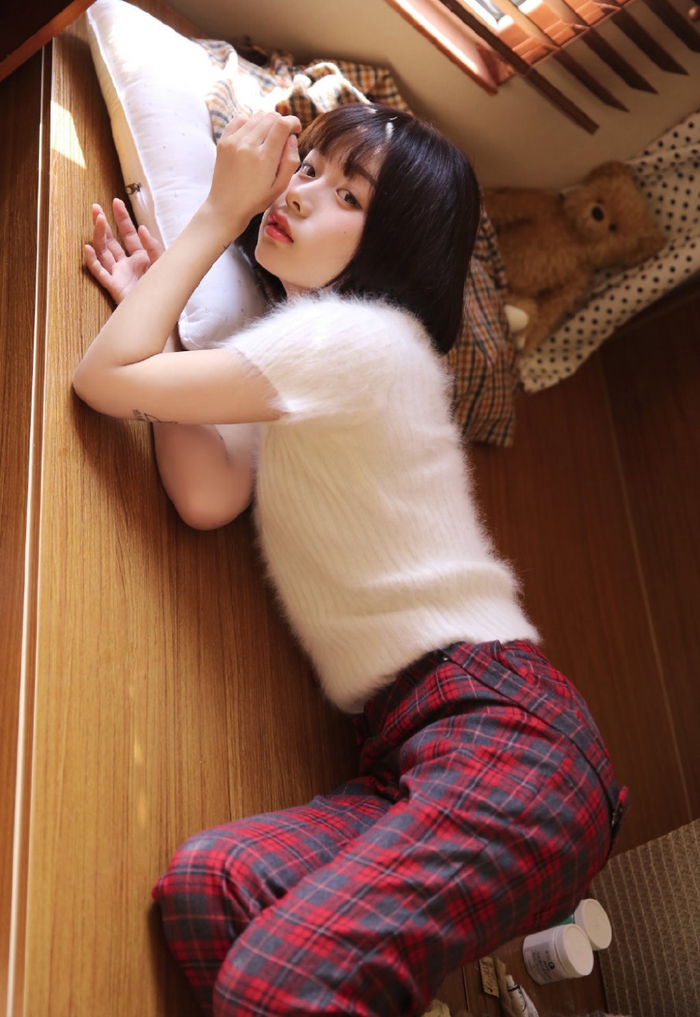 早安少女齐耳短发俏皮可爱写真  第4张
