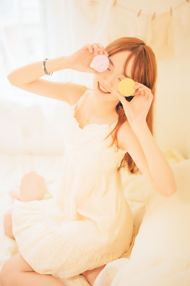 吊带连衣裙美女光滑牛奶肌写真  第3张