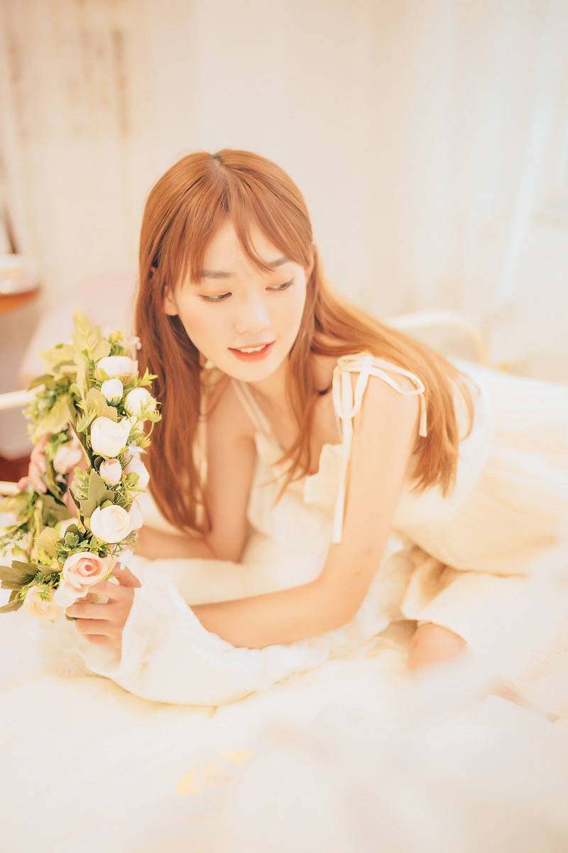 吊带连衣裙美女光滑牛奶肌写真  第4张
