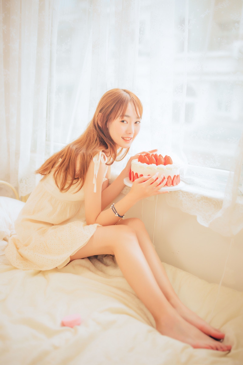 吊带连衣裙美女光滑牛奶肌写真  第5张