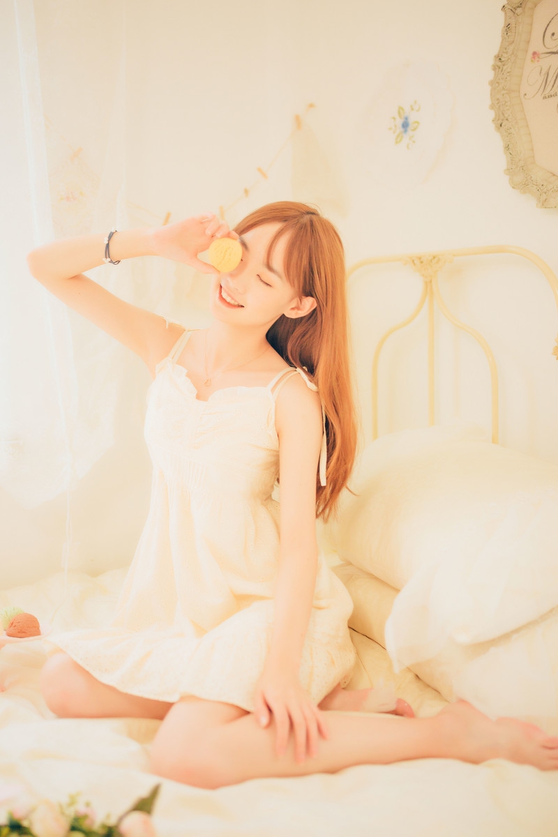 吊带连衣裙美女光滑牛奶肌写真  第6张