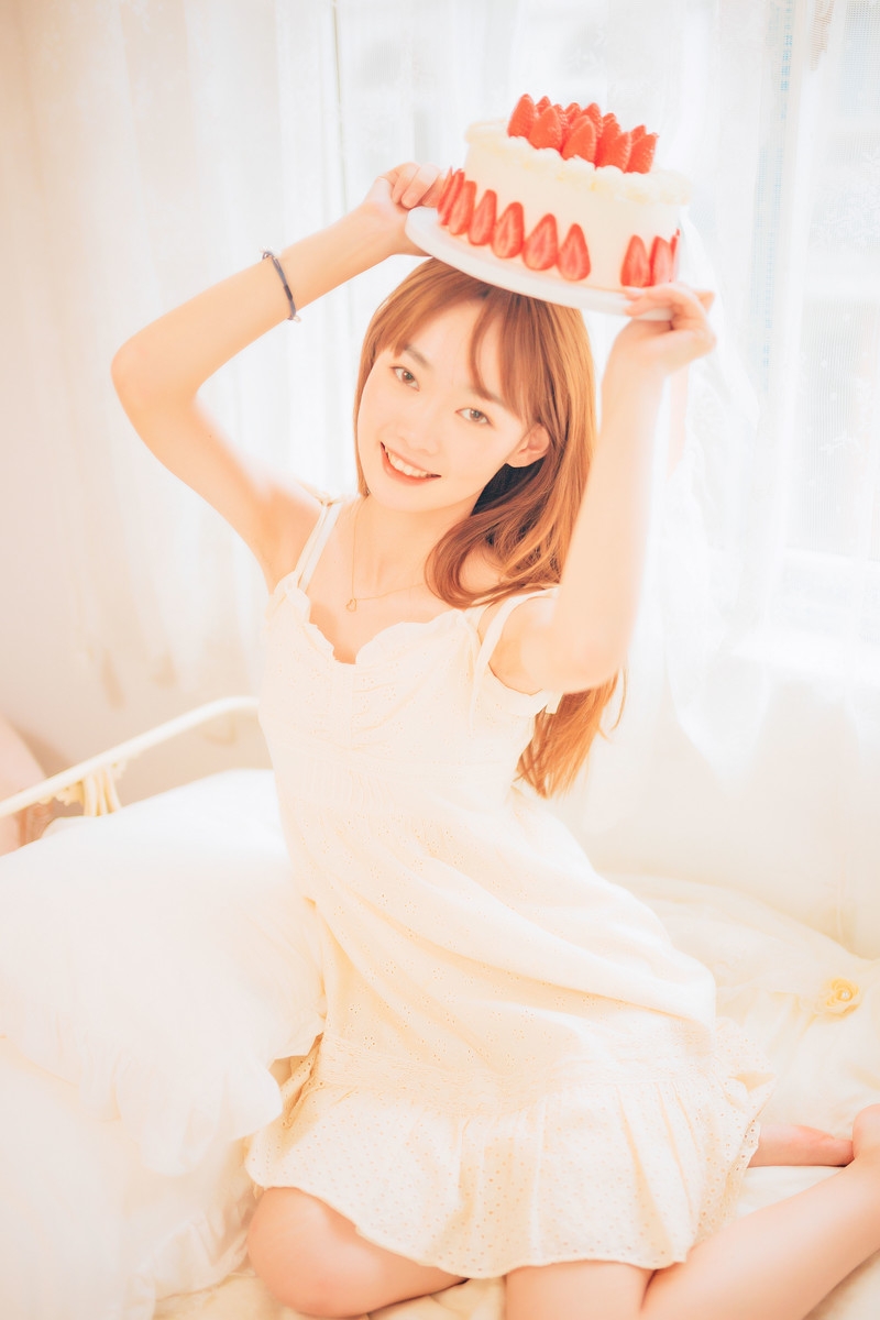 吊带连衣裙美女光滑牛奶肌写真  第7张