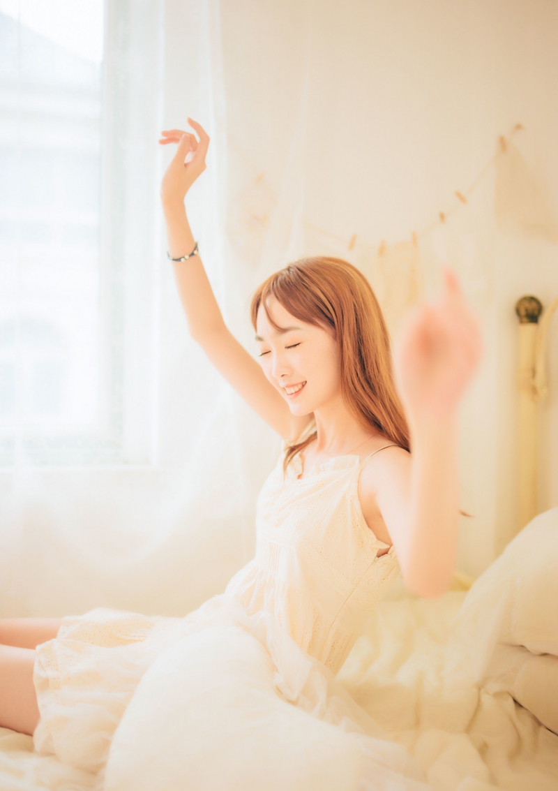 吊带连衣裙美女光滑牛奶肌写真  第8张