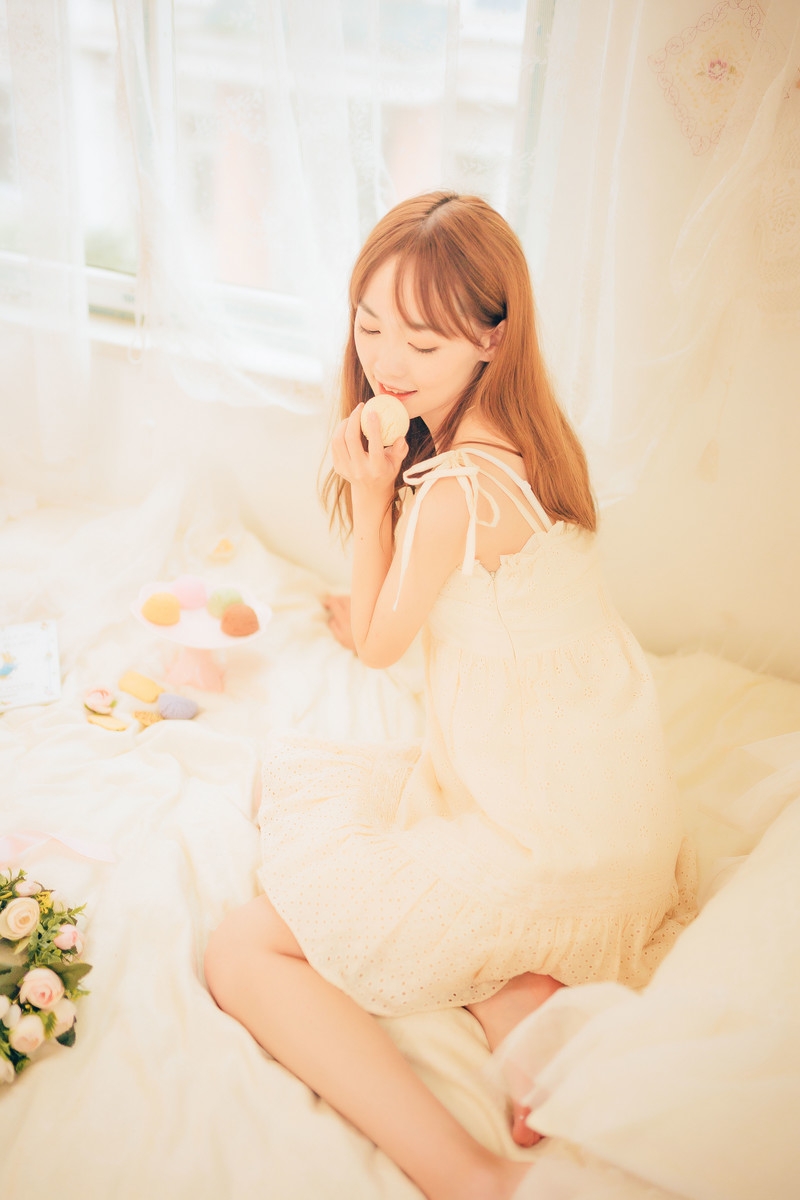 吊带连衣裙美女光滑牛奶肌写真  第9张