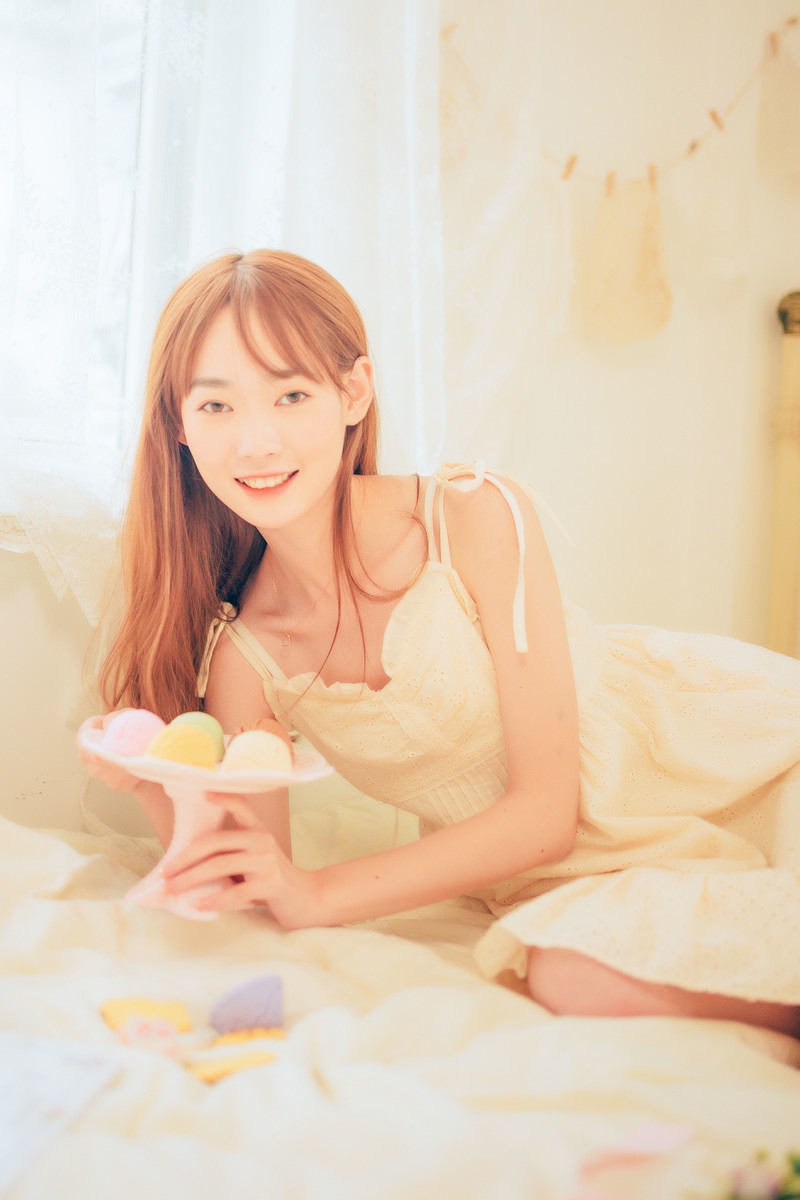 吊带连衣裙美女光滑牛奶肌写真  第10张