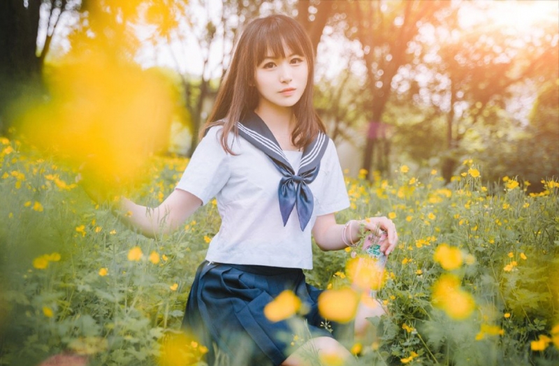 齐刘海学生妹水手制服草丛写真  第1张