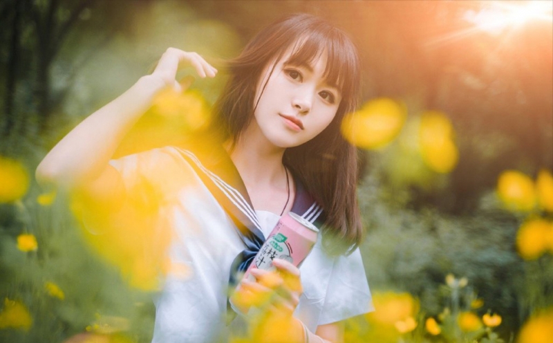 齐刘海学生妹水手制服草丛写真  第3张