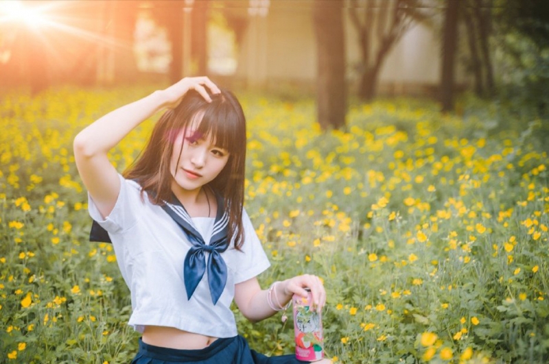 齐刘海学生妹水手制服草丛写真  第4张