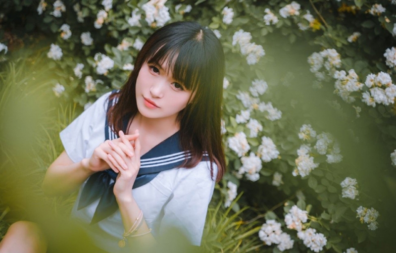 齐刘海学生妹水手制服草丛写真  第5张