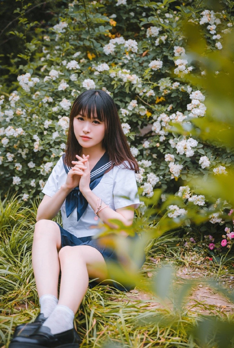 齐刘海学生妹水手制服草丛写真  第6张