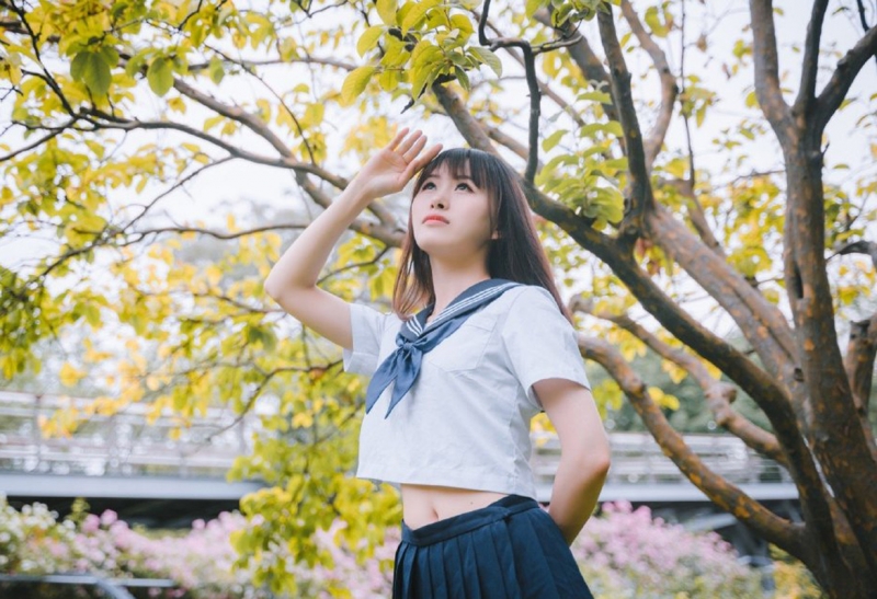 齐刘海学生妹水手制服草丛写真  第7张